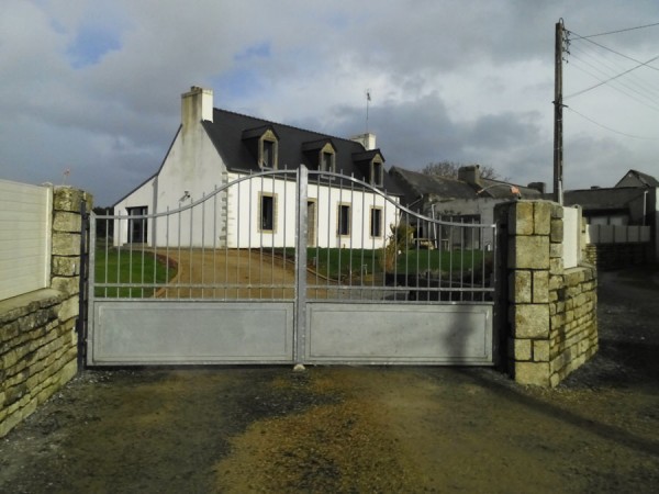 Portail métallique à POULLAN SUR MER