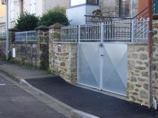 Porte et portail à POULLAN SUR MER